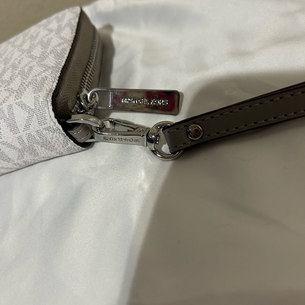 Michael Kors Gray and White Monogram Voyager Tote and Continental Wallet Set - Picture 14 of 16